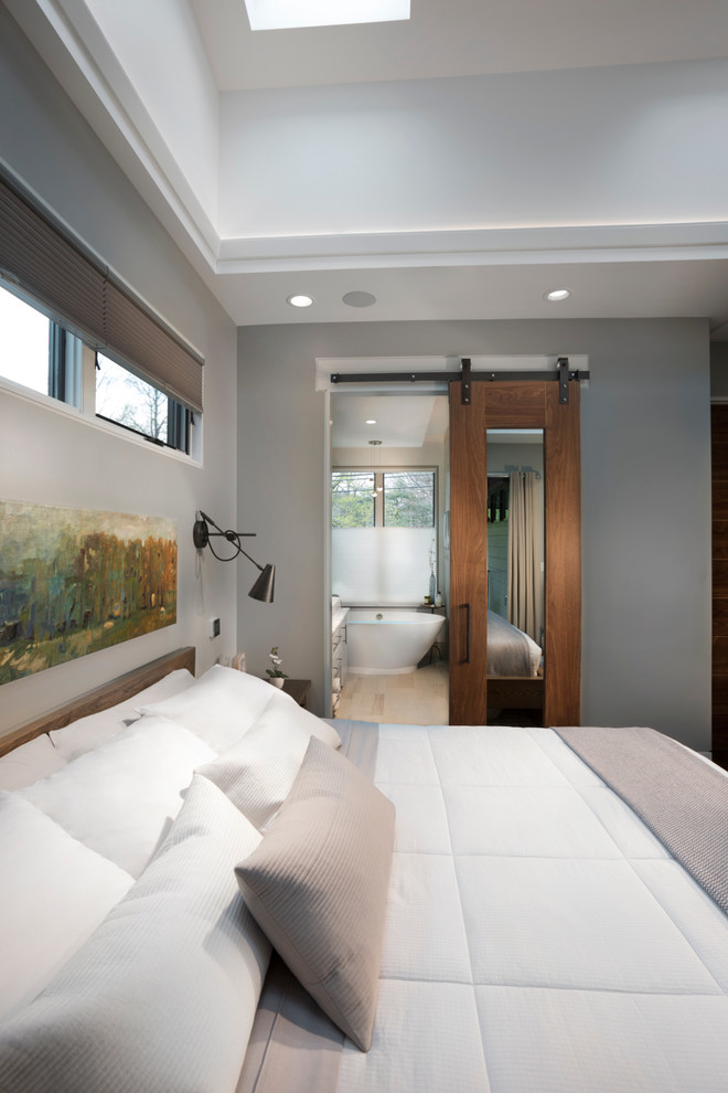 Mittelgroßes Modernes Hauptschlafzimmer ohne Kamin mit grauer Wandfarbe, dunklem Holzboden und braunem Boden in Sonstige
