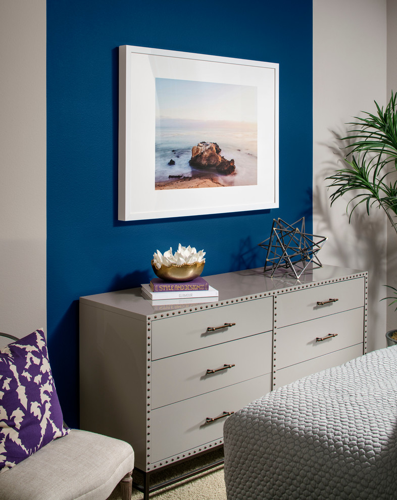 На фото: маленькая хозяйская спальня в современном стиле с синими стенами и ковровым покрытием для на участке и в саду