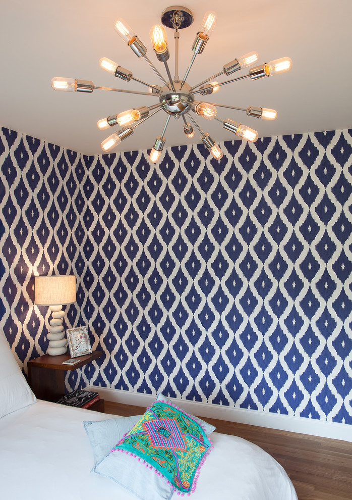 Kleines Modernes Gästezimmer mit hellem Holzboden und blauer Wandfarbe in Miami