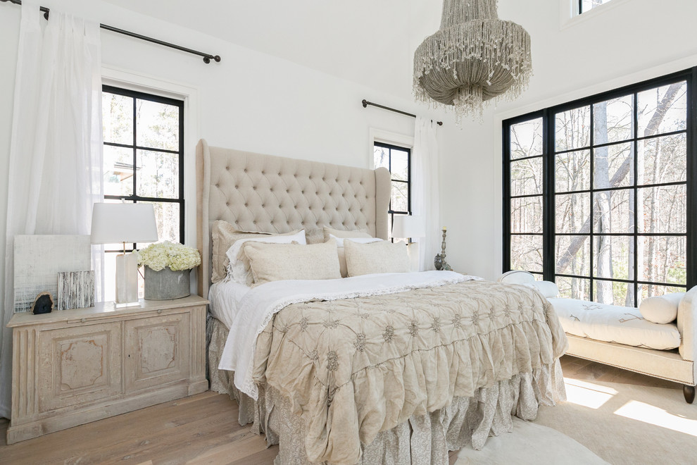 Ejemplo de dormitorio principal de tamaño medio con paredes blancas, suelo de madera clara y suelo gris