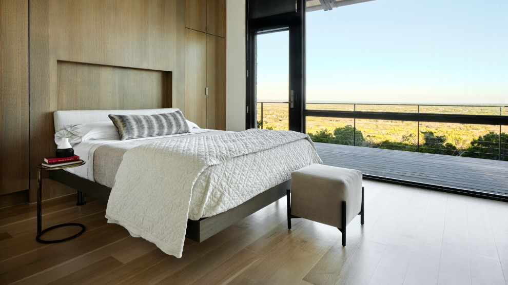 Foto de dormitorio principal contemporáneo de tamaño medio con suelo de madera clara, paredes blancas y suelo beige