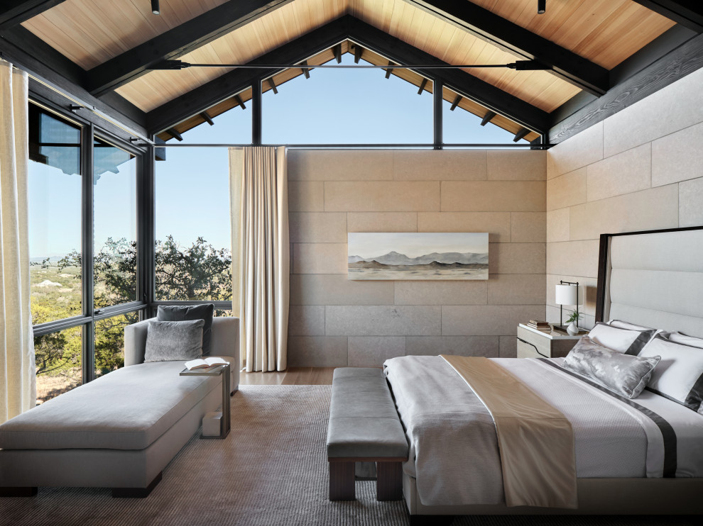 Mittelgroßes Modernes Hauptschlafzimmer mit beiger Wandfarbe, Holzdecke, freigelegten Dachbalken, gewölbter Decke, braunem Holzboden und braunem Boden in Austin