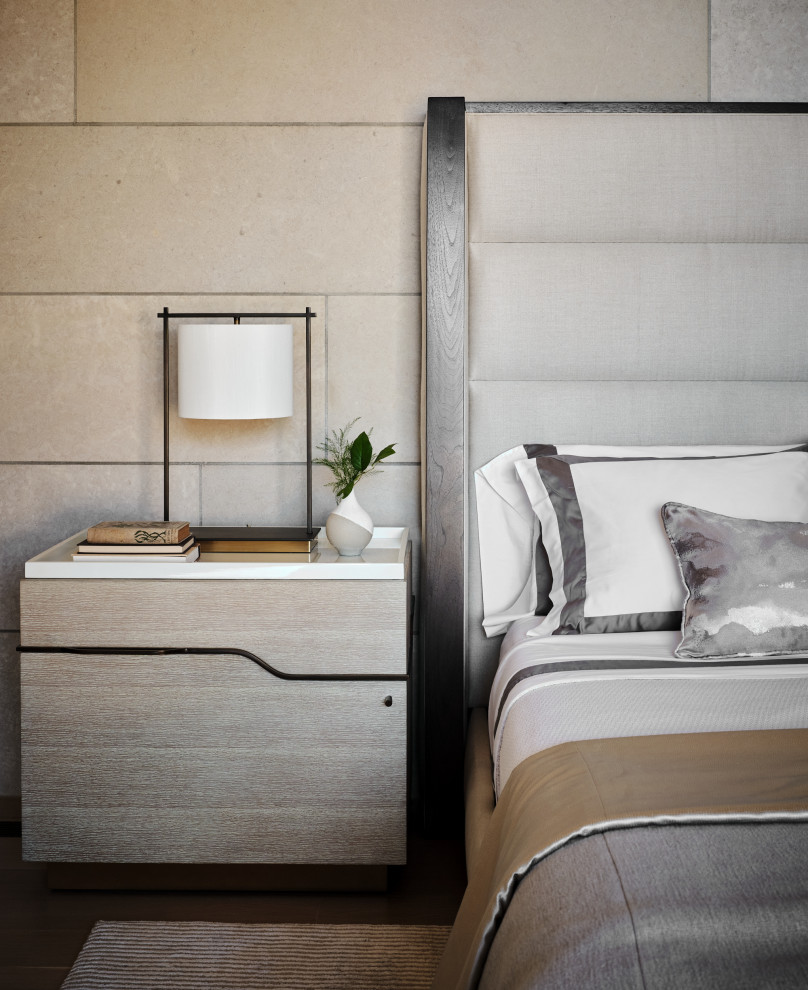 Пример оригинального дизайна: хозяйская спальня среднего размера в современном стиле с бежевыми стенами, светлым паркетным полом и деревянным потолком