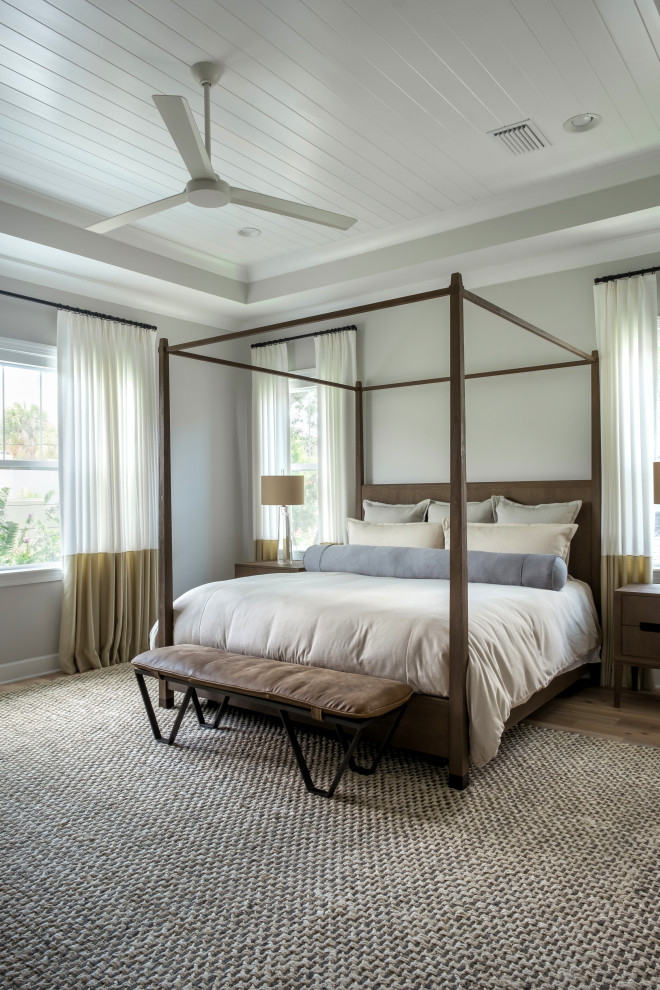 Cette photo montre une chambre tendance avec un mur gris, un sol en bois brun, un sol marron, un plafond en lambris de bois et un plafond décaissé.