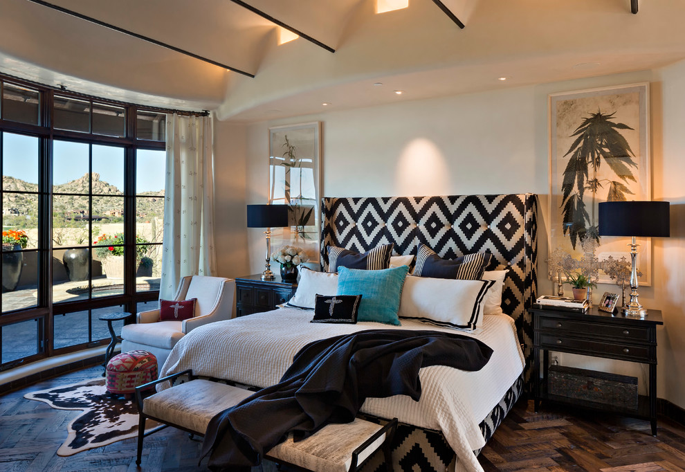 Modelo de dormitorio principal de estilo americano grande sin chimenea con paredes beige, suelo de madera en tonos medios y suelo marrón