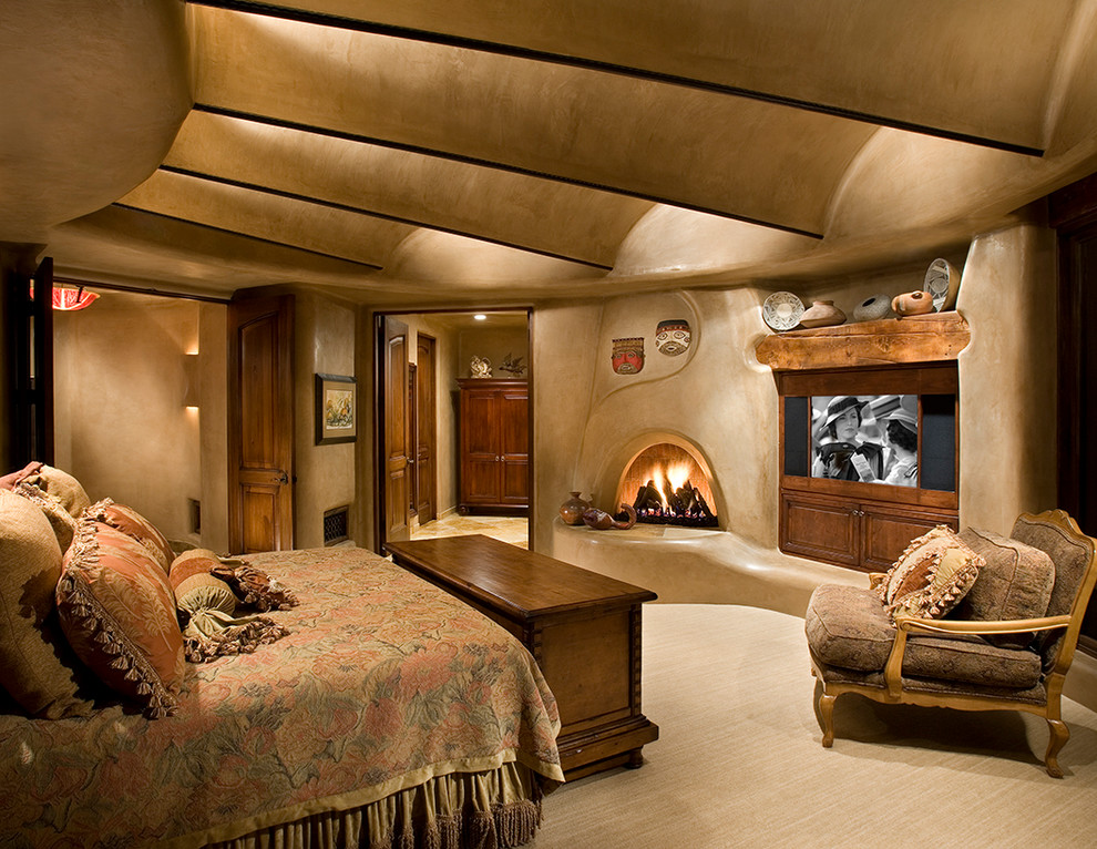 Diseño de dormitorio principal de estilo americano con paredes beige, moqueta, todas las chimeneas, marco de chimenea de yeso y suelo beige