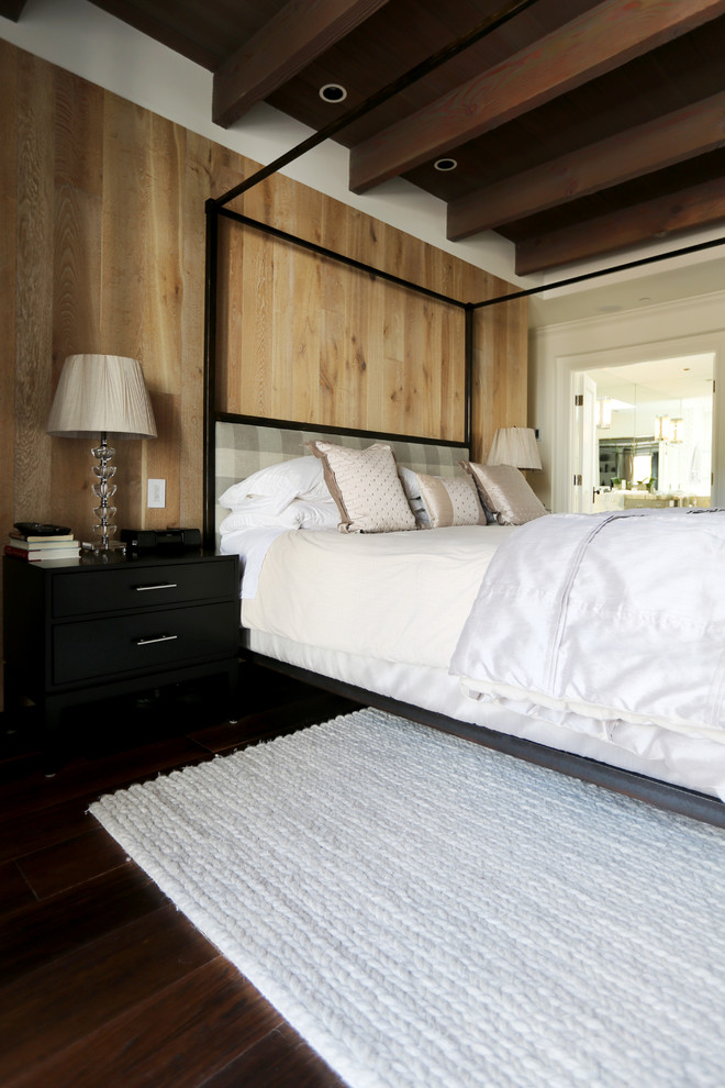 サンディエゴにある広いインダストリアルスタイルのおしゃれな主寝室 (白い壁、無垢フローリング、標準型暖炉、石材の暖炉まわり) のインテリア