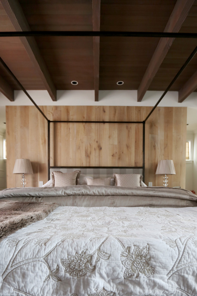 Großes Industrial Hauptschlafzimmer mit weißer Wandfarbe, braunem Holzboden, Kamin und Kaminumrandung aus Stein in San Diego