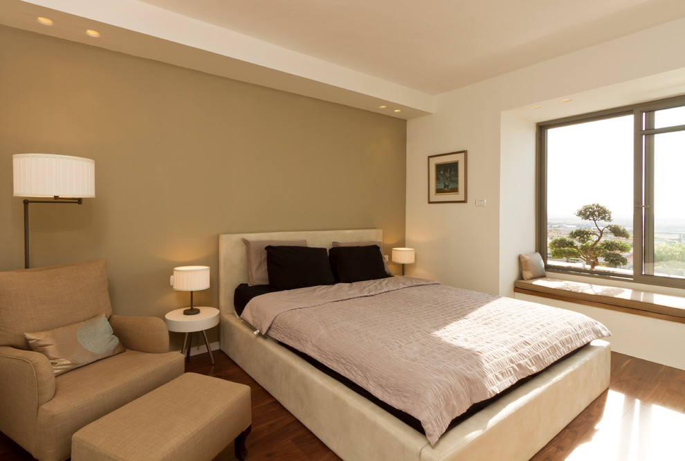 Стильный дизайн: спальня в современном стиле с серыми стенами и паркетным полом среднего тона - последний тренд