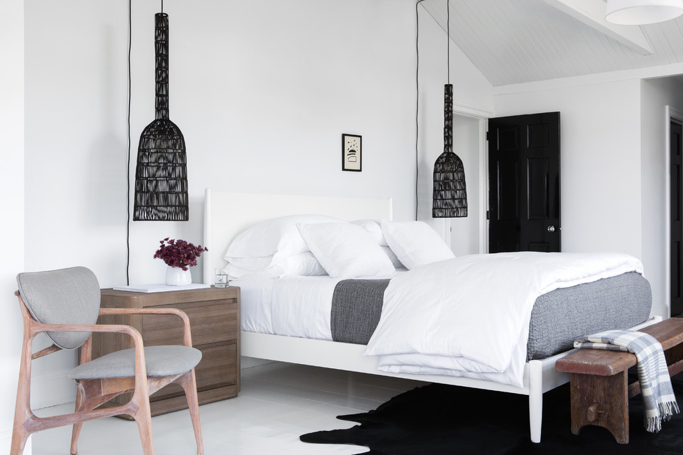 Esempio di una camera da letto costiera con pareti bianche, pavimento in legno verniciato e pavimento bianco