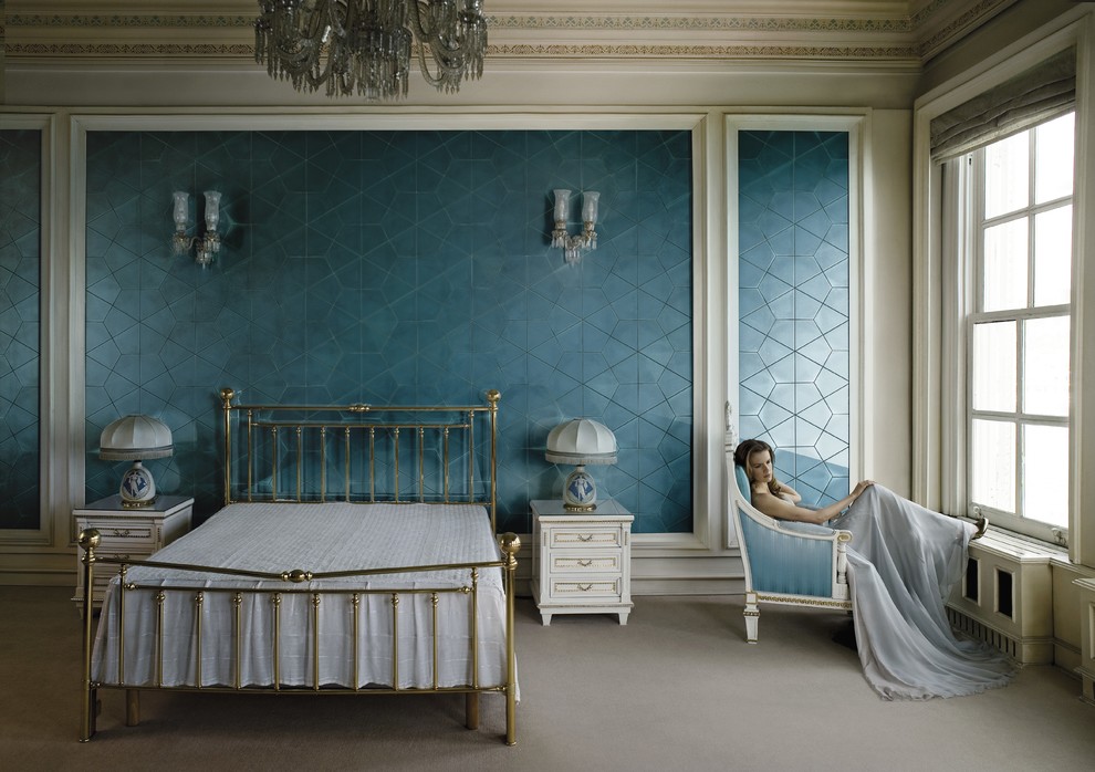 Ejemplo de habitación de invitados tradicional pequeña con paredes azules y suelo de baldosas de cerámica