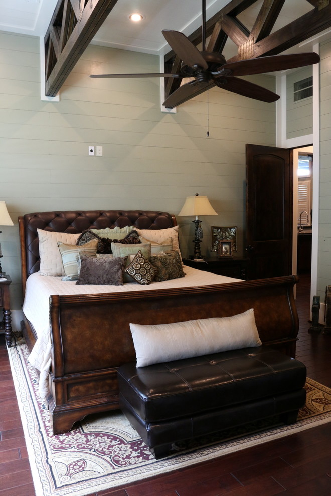 Пример оригинального дизайна: хозяйская спальня среднего размера в стиле лофт с зелеными стенами и паркетным полом среднего тона