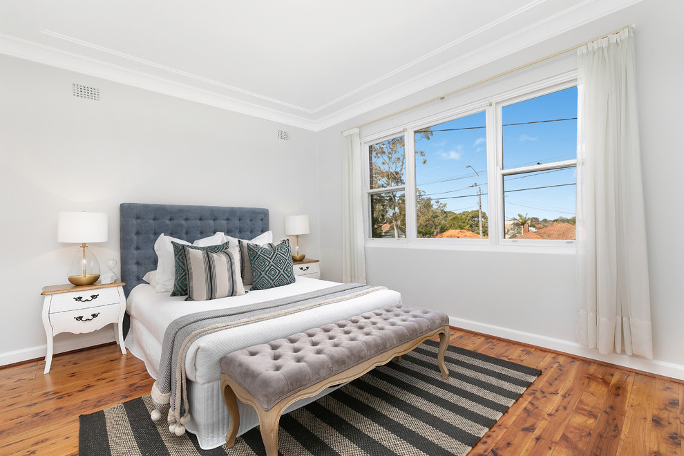 Kleines Klassisches Hauptschlafzimmer mit grauer Wandfarbe, braunem Holzboden und braunem Boden in Sydney