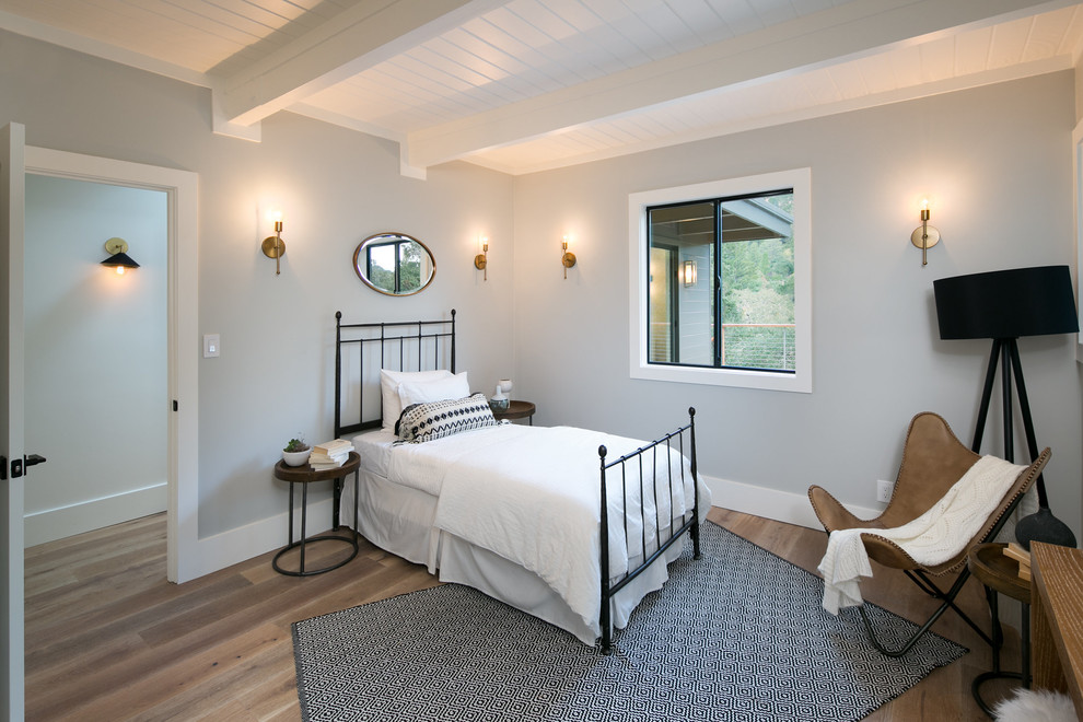 Foto de habitación de invitados retro pequeña con paredes grises, suelo de madera clara y suelo beige
