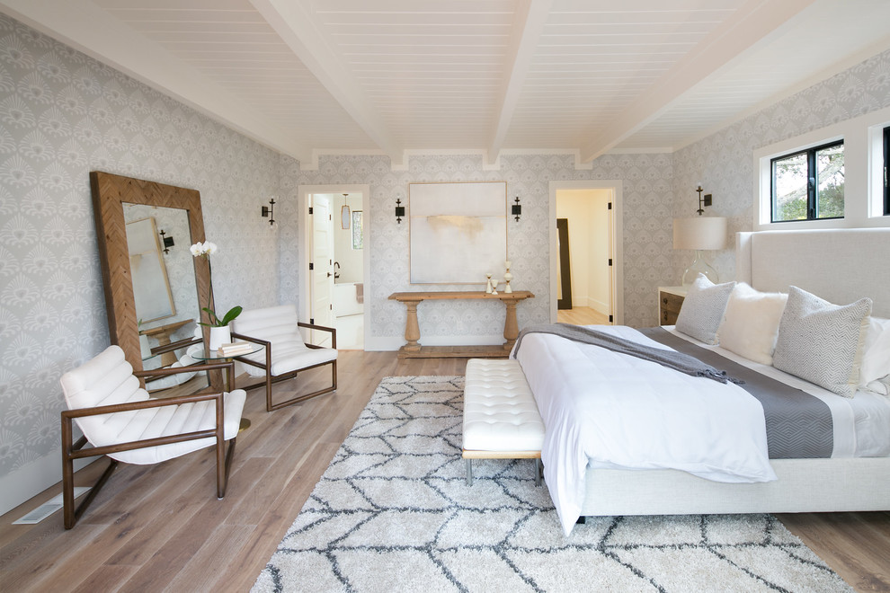 Источник вдохновения для домашнего уюта: большая хозяйская спальня в стиле ретро с серыми стенами, светлым паркетным полом и белым полом
