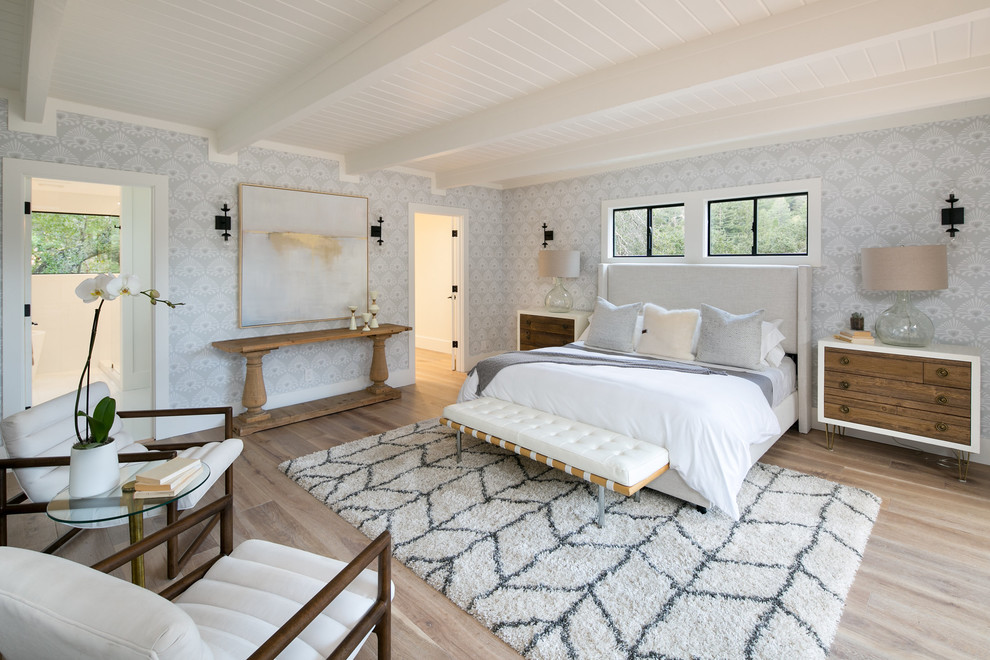 サンフランシスコにある広いトランジショナルスタイルのおしゃれな主寝室 (グレーの壁、淡色無垢フローリング、ベージュの床、照明) のインテリア
