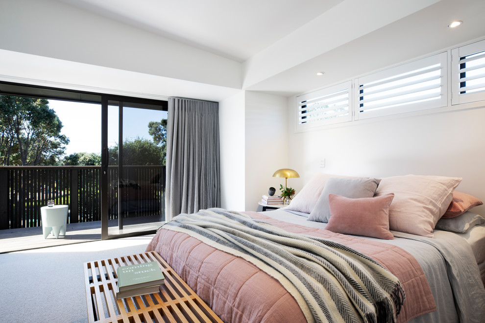 Ejemplo de dormitorio minimalista con paredes blancas, moqueta y suelo gris