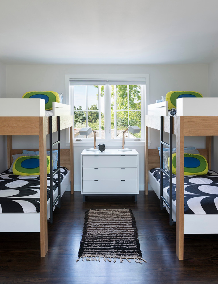 Maritimes Schlafzimmer mit weißer Wandfarbe und dunklem Holzboden in Boston