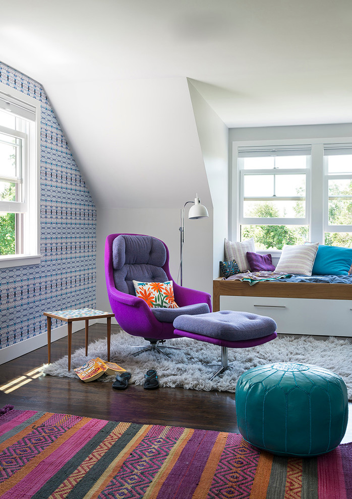 Источник вдохновения для домашнего уюта: спальня в морском стиле с разноцветными стенами и темным паркетным полом