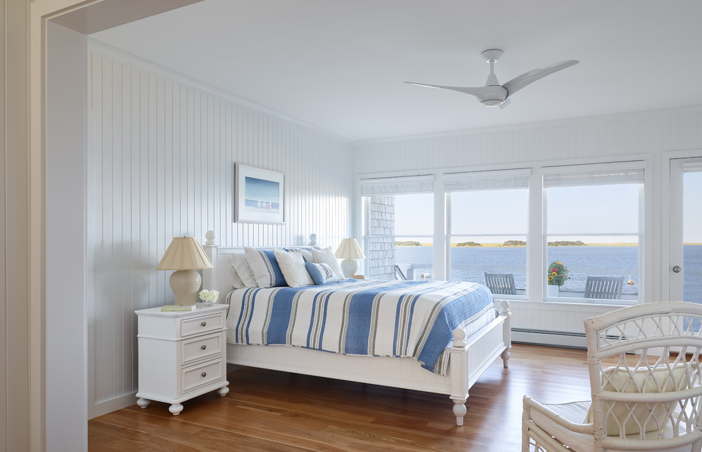 На фото: спальня в морском стиле с белыми стенами, паркетным полом среднего тона и коричневым полом