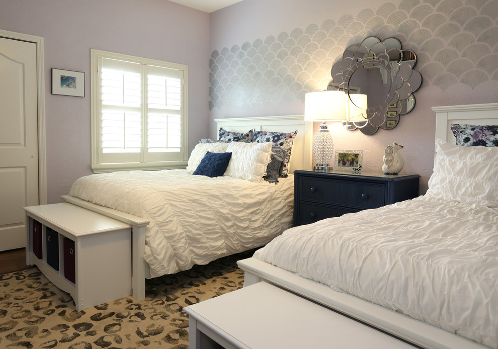 Ejemplo de habitación de invitados marinera de tamaño medio con paredes púrpuras y suelo de madera en tonos medios