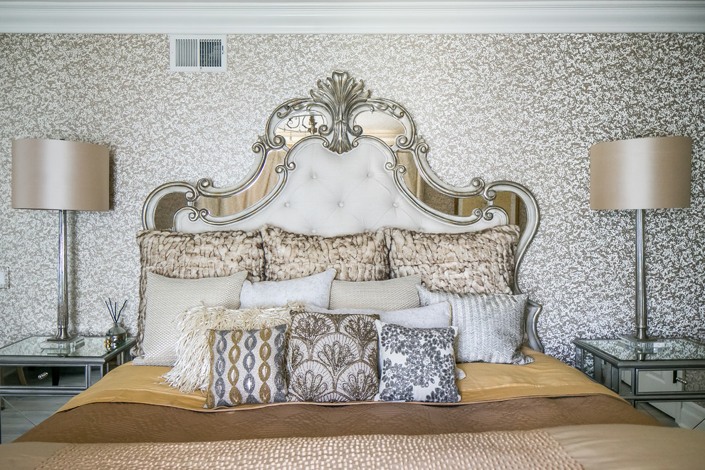 Foto de dormitorio principal clásico grande sin chimenea con paredes beige, suelo laminado y suelo gris
