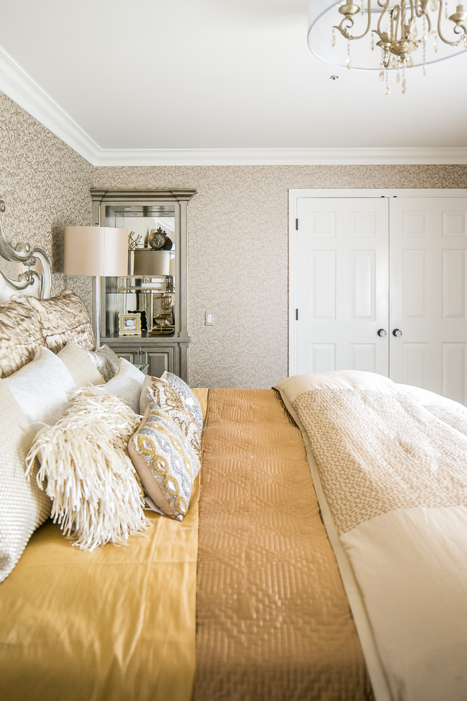 Großes Klassisches Hauptschlafzimmer ohne Kamin mit beiger Wandfarbe, Laminat und grauem Boden in Orange County