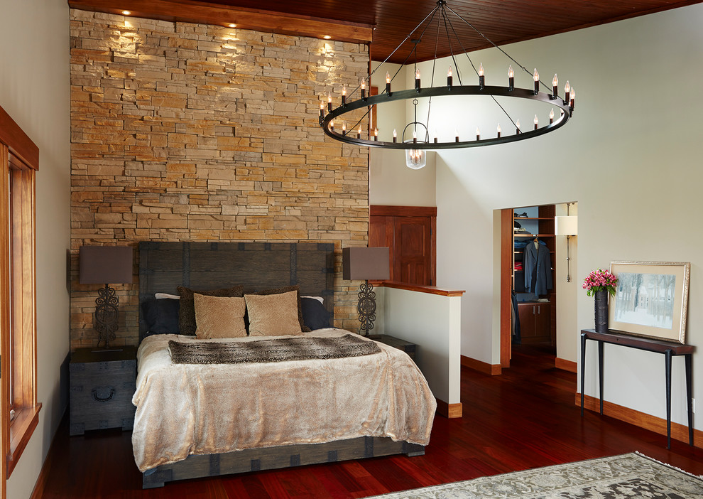 Ejemplo de dormitorio principal contemporáneo grande con paredes blancas y suelo de madera en tonos medios