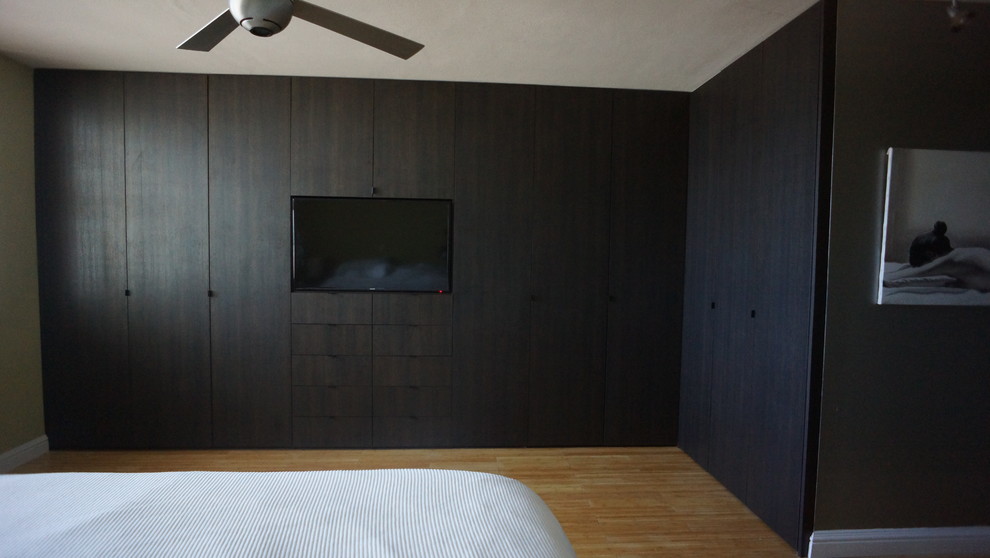 Modelo de dormitorio principal contemporáneo grande sin chimenea con suelo de bambú