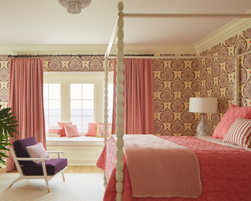 Modelo de dormitorio principal tradicional con moqueta y paredes multicolor