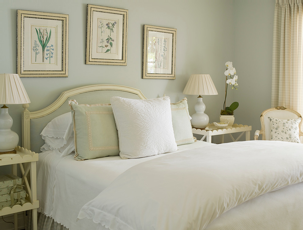 Пример оригинального дизайна: гостевая спальня среднего размера, (комната для гостей) в классическом стиле с зелеными стенами