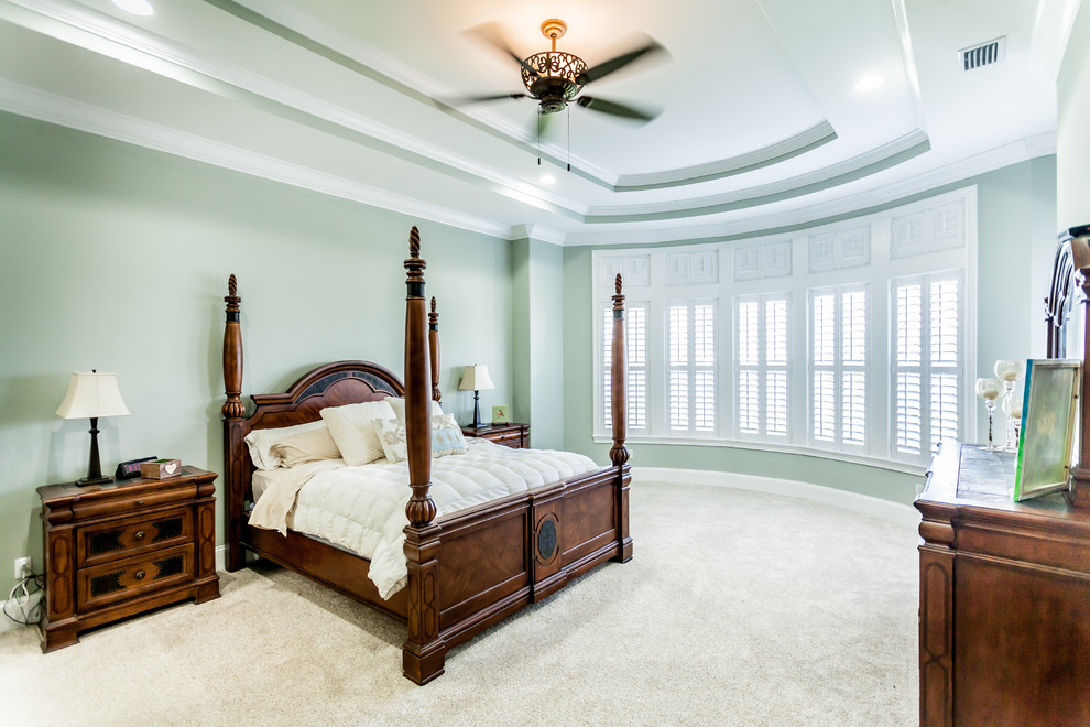 Großes Mediterranes Hauptschlafzimmer mit grüner Wandfarbe und Teppichboden in Jacksonville