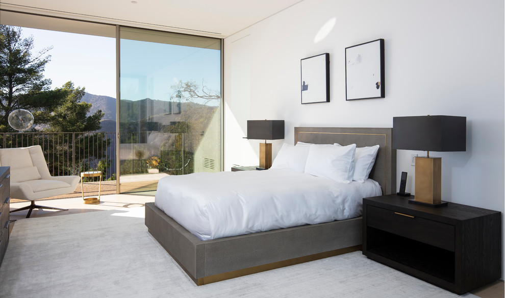 Geräumiges Modernes Hauptschlafzimmer ohne Kamin mit weißer Wandfarbe in Los Angeles