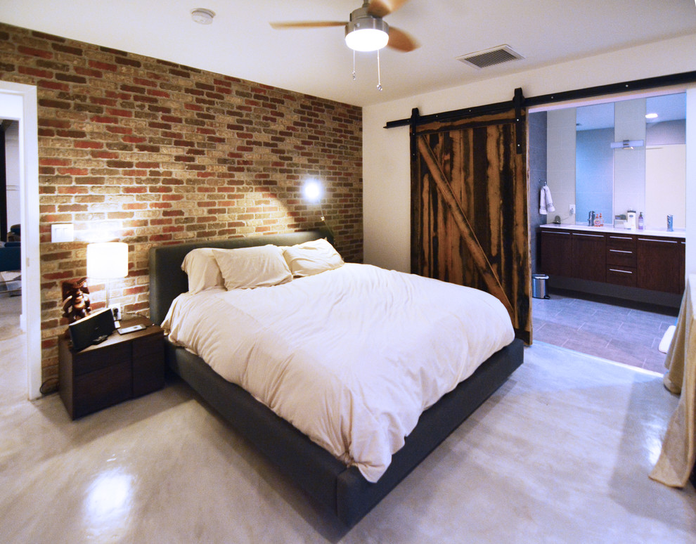 Mittelgroßes Industrial Hauptschlafzimmer ohne Kamin mit weißer Wandfarbe und Betonboden in Barcelona