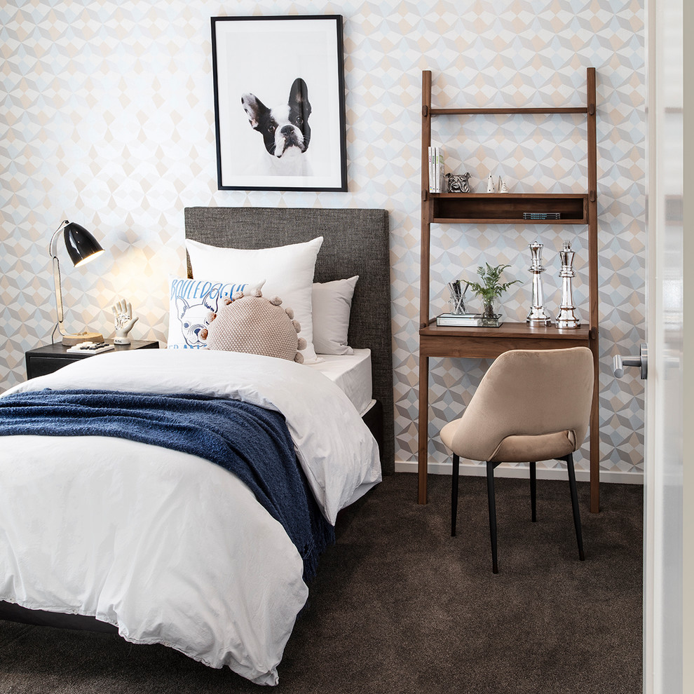 ブリスベンにあるコンテンポラリースタイルのおしゃれな客用寝室 (マルチカラーの壁、カーペット敷き、暖炉なし、茶色い床、グレーとブラウン)