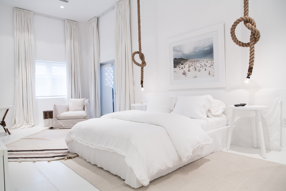 Foto de dormitorio marinero con paredes blancas