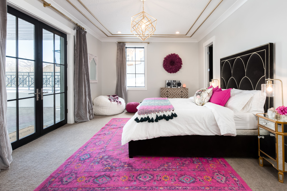Cette image montre une grande chambre grise et rose traditionnelle avec un mur gris, un sol gris et aucune cheminée.