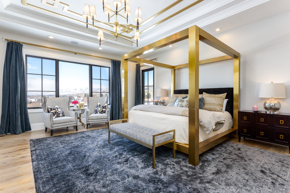 ソルトレイクシティにある広いトランジショナルスタイルのおしゃれな主寝室 (ベージュの壁、淡色無垢フローリング、ベージュの床、暖炉なし、青いカーテン、グレーとブラウン)