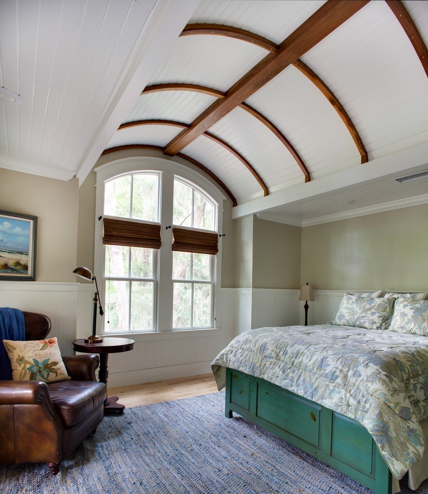 На фото: спальня в морском стиле с бежевыми стенами и паркетным полом среднего тона с