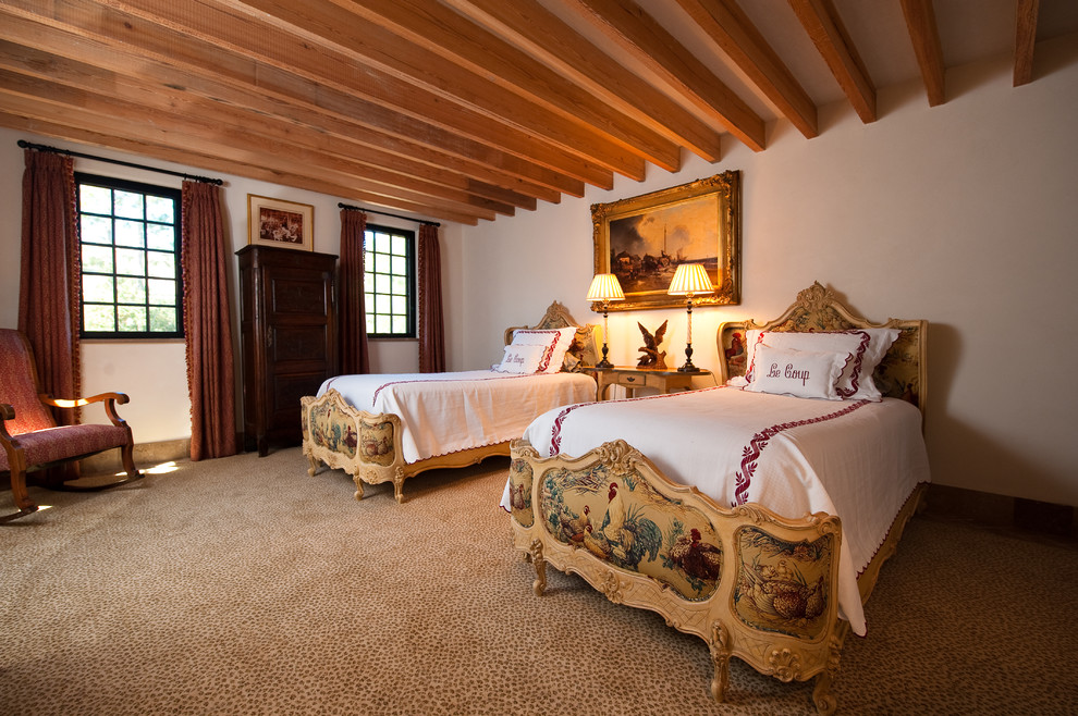 Источник вдохновения для домашнего уюта: большая гостевая спальня (комната для гостей) в классическом стиле с бежевыми стенами и ковровым покрытием