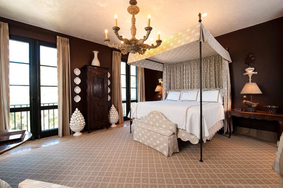 Пример оригинального дизайна: большая гостевая спальня (комната для гостей) в классическом стиле с коричневыми стенами и полом из травертина