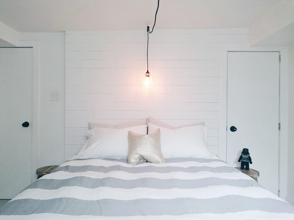 Ejemplo de habitación de invitados nórdica pequeña sin chimenea con paredes blancas y moqueta