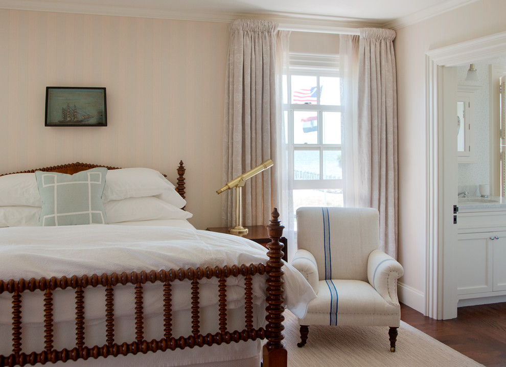 Ejemplo de dormitorio principal marinero grande con paredes beige y suelo de madera en tonos medios