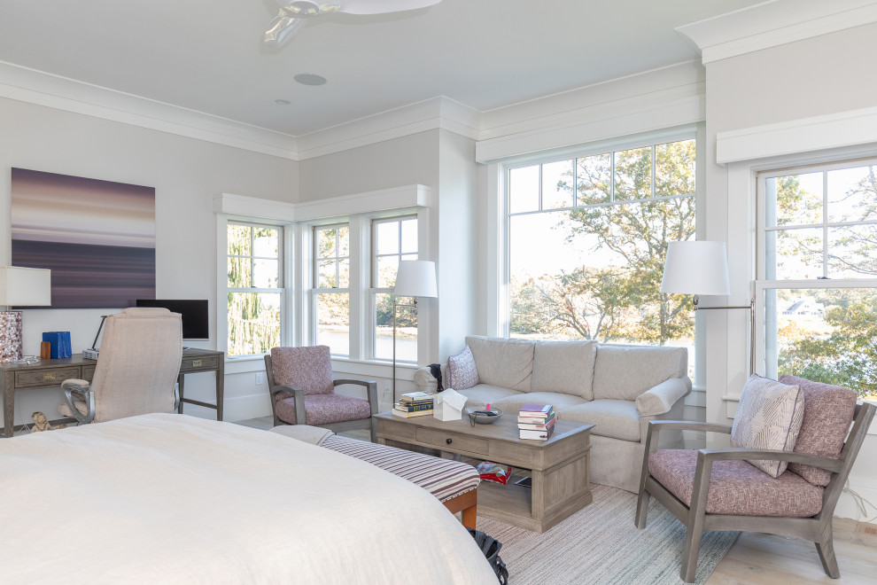 Idee per una camera da letto stile marino con pareti grigie, parquet chiaro e pavimento beige