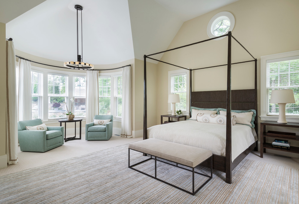 Стильный дизайн: хозяйская спальня в стиле неоклассика (современная классика) с бежевыми стенами и ковровым покрытием без камина - последний тренд