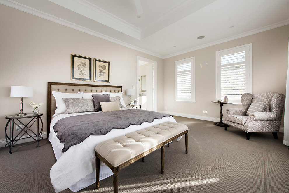 На фото: спальня в классическом стиле с бежевыми стенами и ковровым покрытием без камина