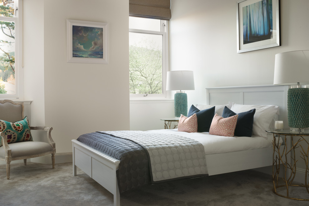 Modelo de habitación de invitados actual de tamaño medio con paredes blancas, moqueta y suelo gris