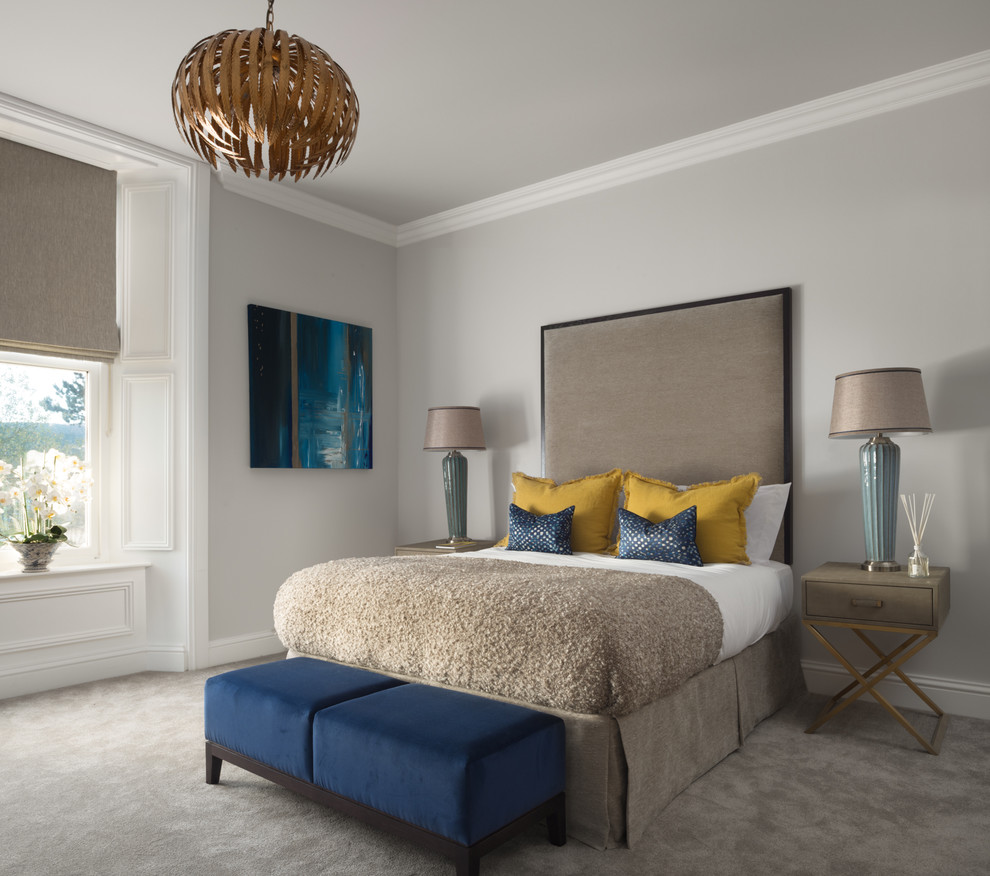 Modelo de dormitorio clásico renovado con paredes grises y moqueta