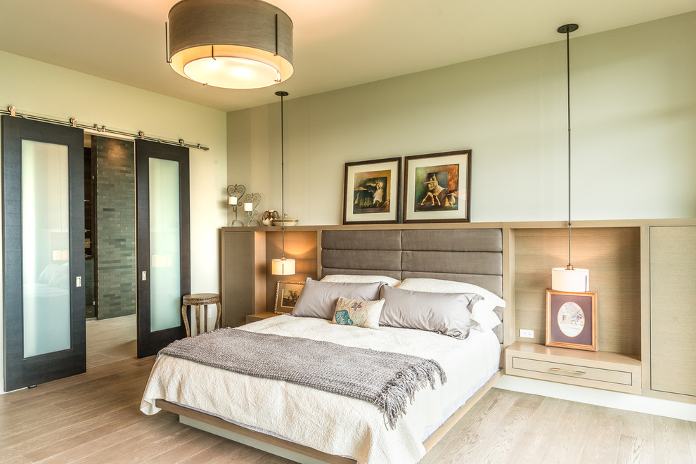 Ispirazione per una camera da letto classica con pareti beige e parquet chiaro