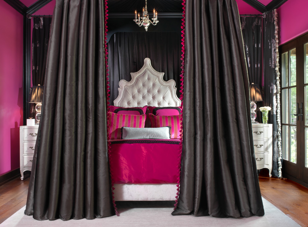 Свежая идея для дизайна: спальня в классическом стиле с розовыми стенами и паркетным полом среднего тона без камина - отличное фото интерьера